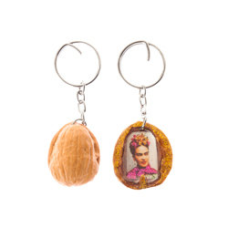 walnoot sleutelhanger frida kahlo roze